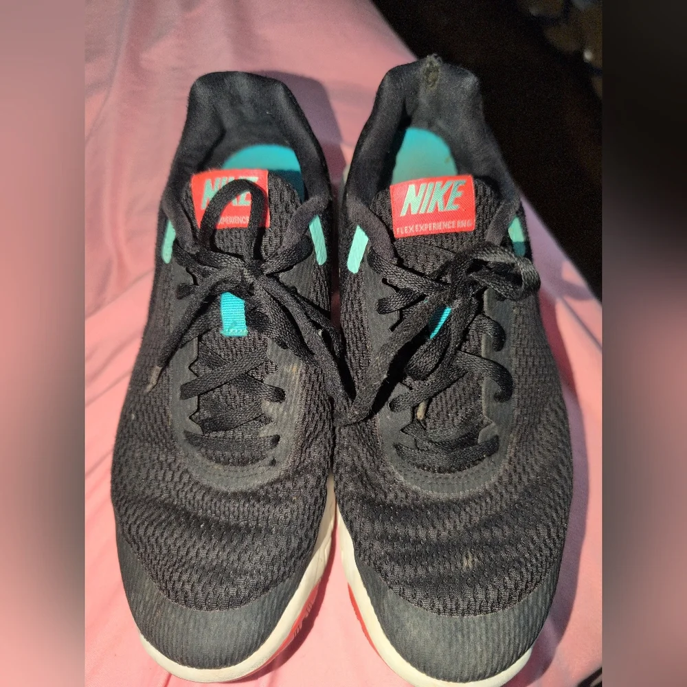 Nike Woman's 9.5 Sneakers